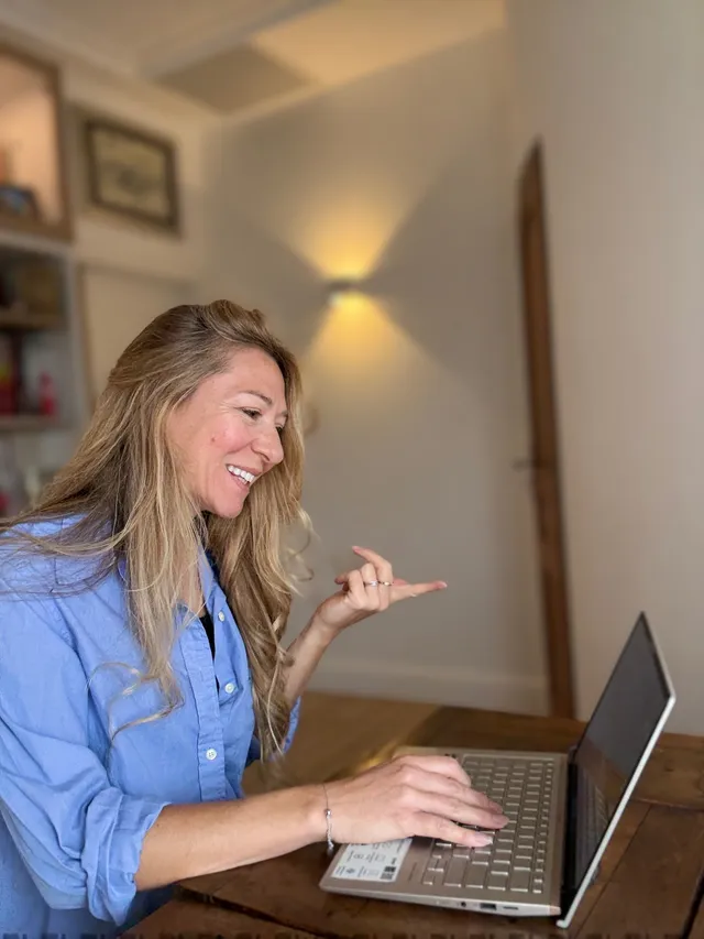 Diane Hugues au travail sur son ordinateur portable