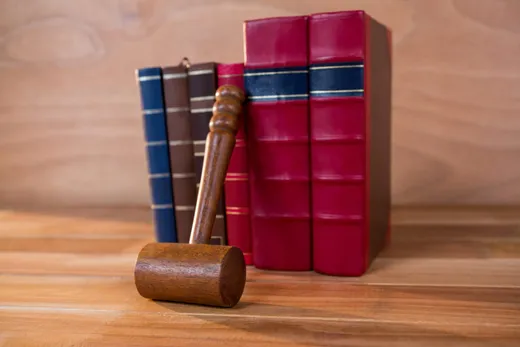 Marteau de justice posé sur des ouvrages juridiques