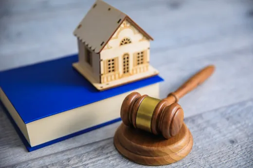 Maquette de maison et marteau de justice