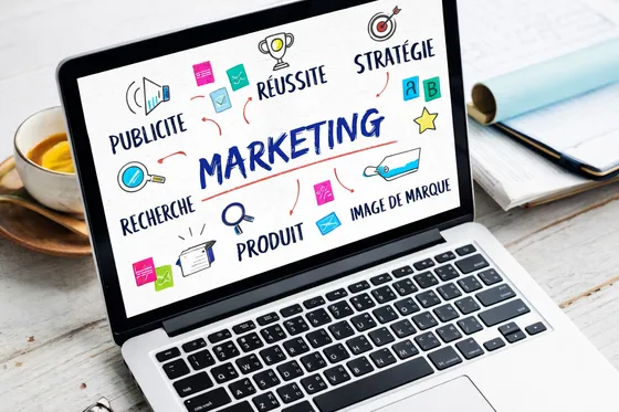 Plan de travail d'architecte : échantillons et croquis marketing