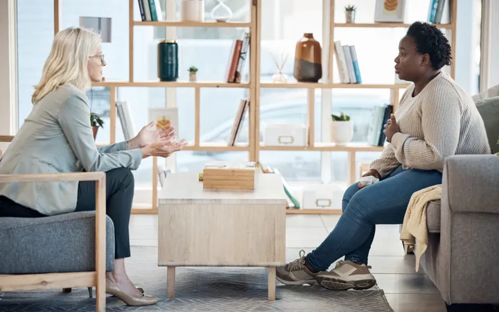 Séance de coaching entre deux professionnelles, autour d'un canapé