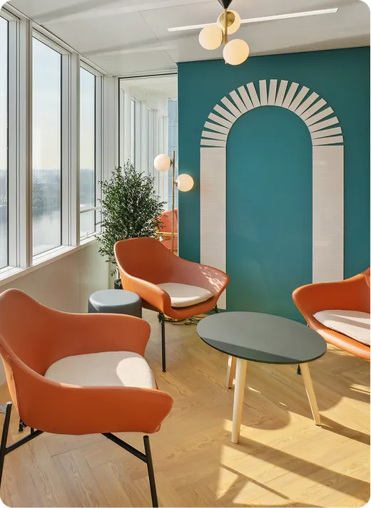 Lounge de bureaux avec fauteuils orange