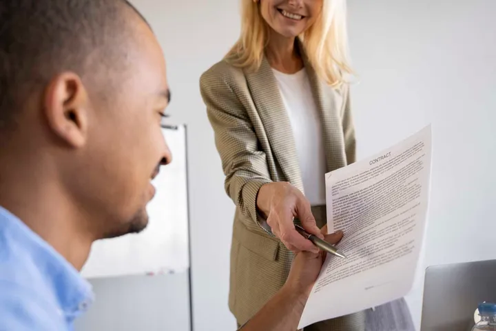 Remise d'un document contractuel à un client